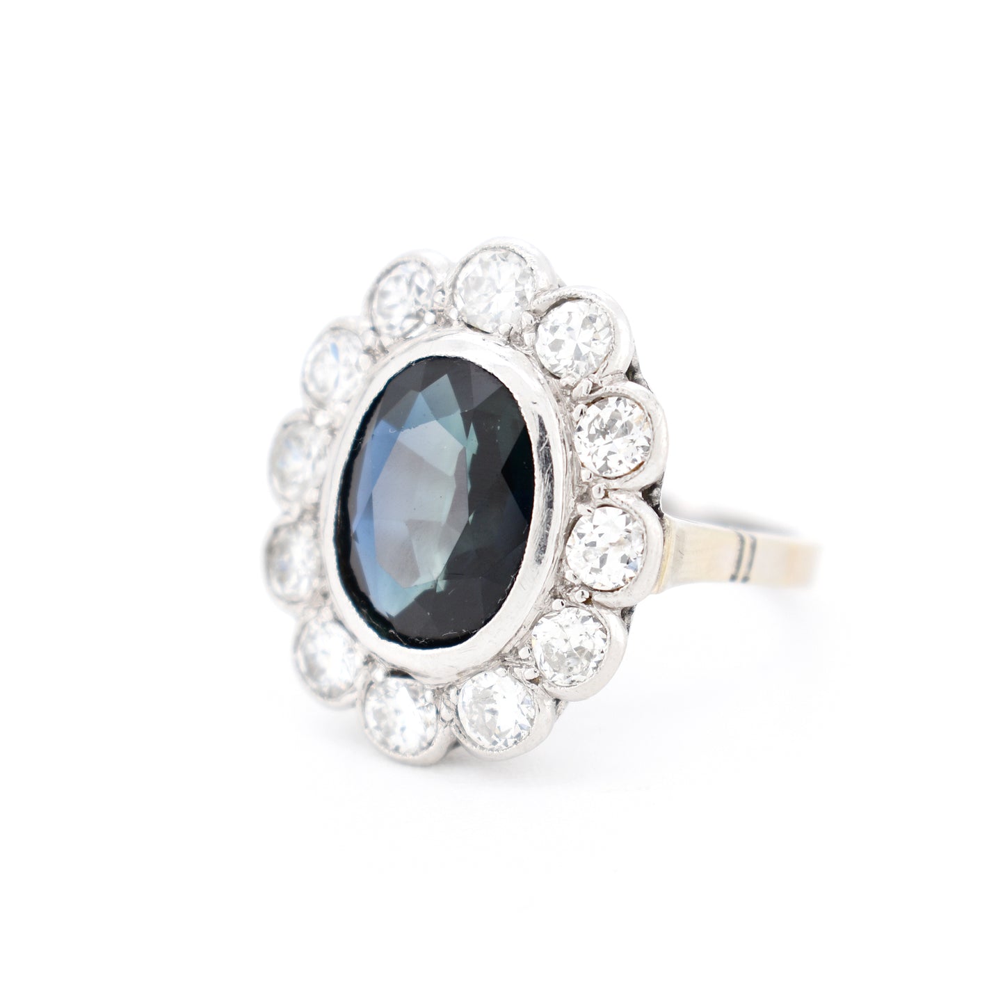 bague pompadour ou marguerite or saphir diamants style lady diana, gauche
