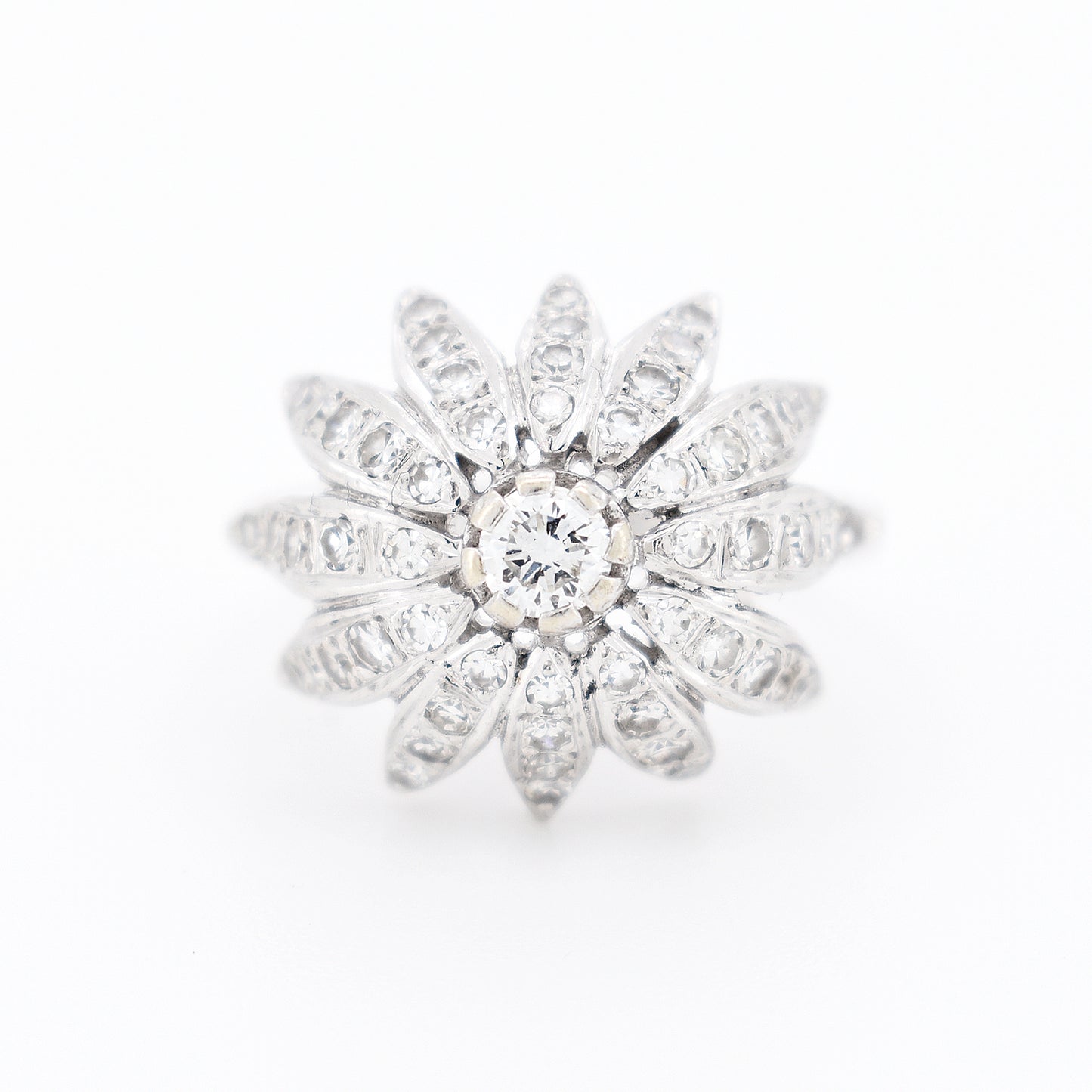 vintage women's ring flower 18 carat gold diamonds engagement promise, face