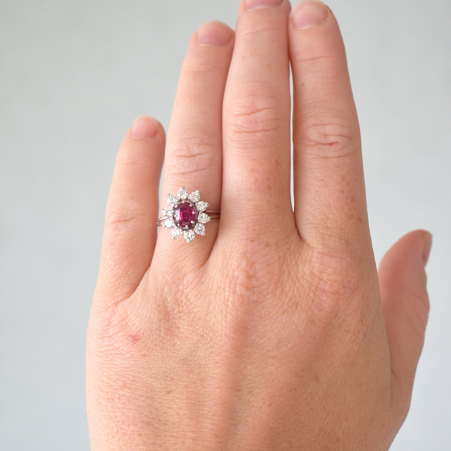 Bague Marguerite Vintage en Or, Rubis et Diamants - Bellerive Jewelry