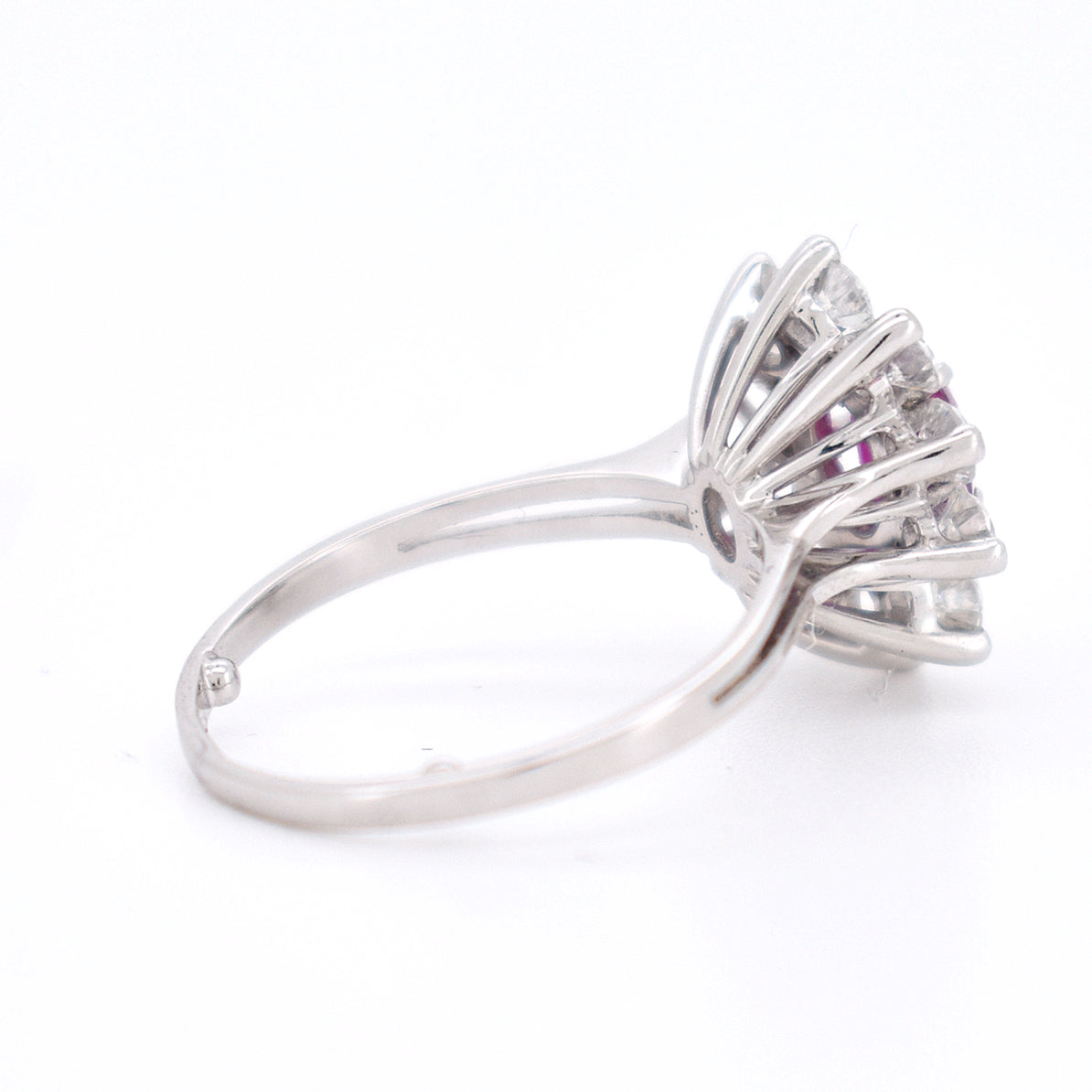 Bague Marguerite Vintage en Or, Rubis et Diamants - Bellerive Jewelry
