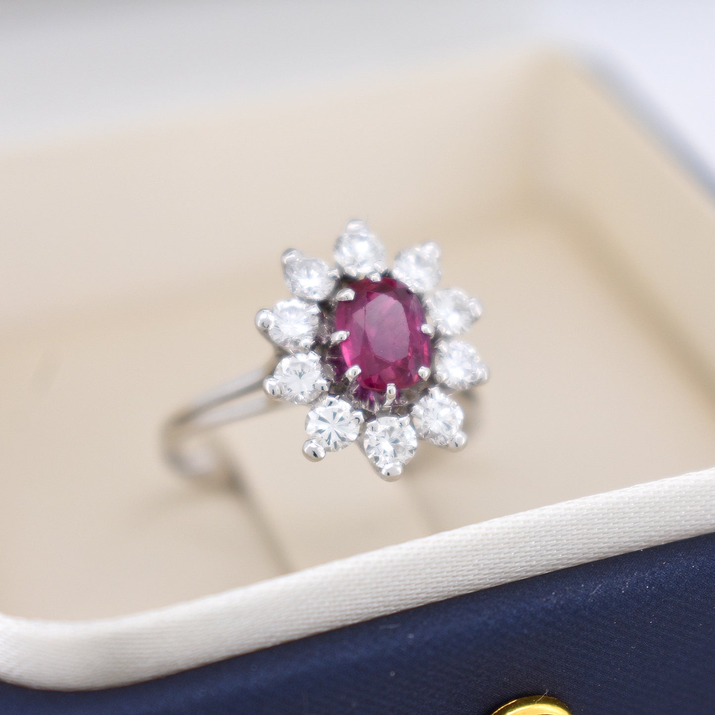 Bague Marguerite Vintage en Or, Rubis et Diamants - Bellerive Jewelry