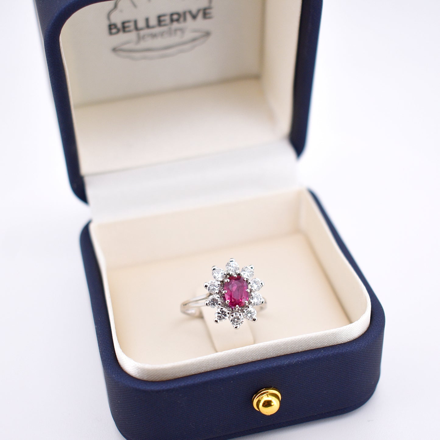 Bague Marguerite Vintage en Or, Rubis et Diamants - Bellerive Jewelry