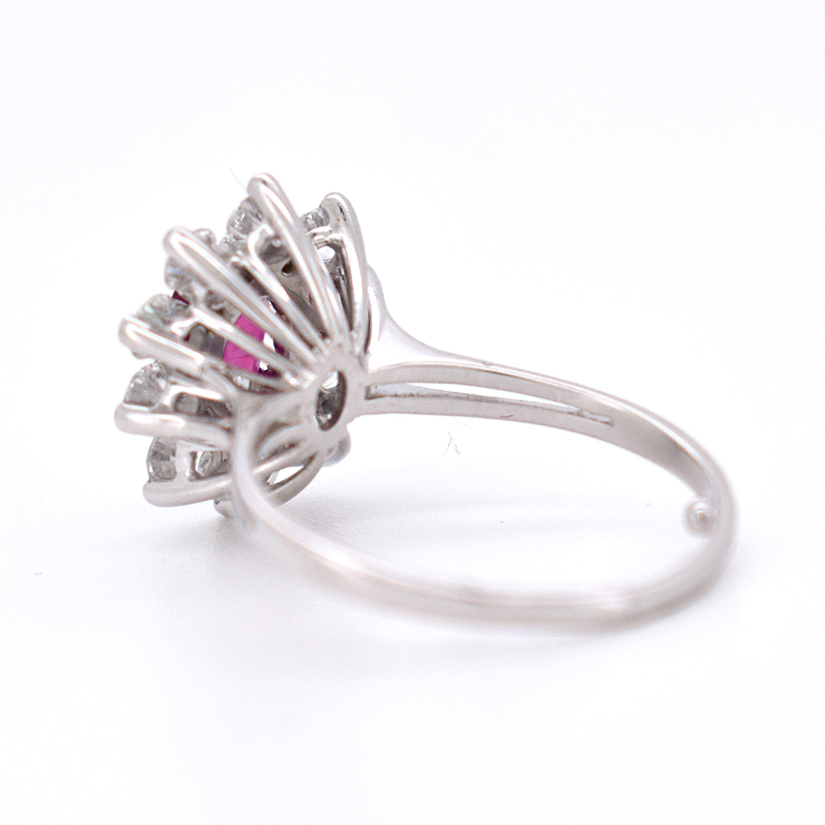 Bague Marguerite Vintage en Or, Rubis et Diamants - Bellerive Jewelry