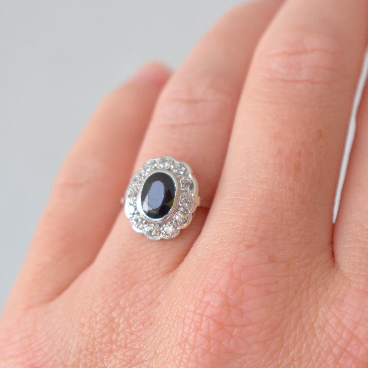 cluster vintage ring sapphire and diamonds hand zoom
