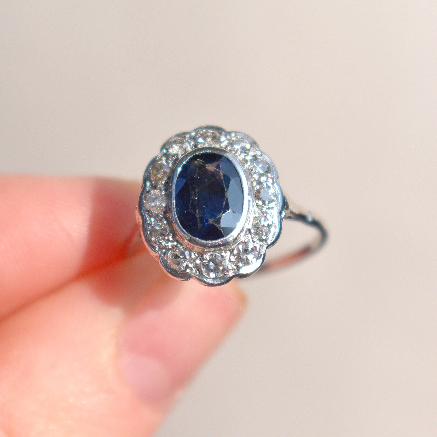 cluster vintage ring sapphire and diamonds in zoom