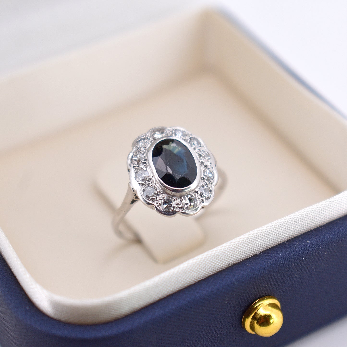 cluster vintage ring sapphire and diamonds zoom