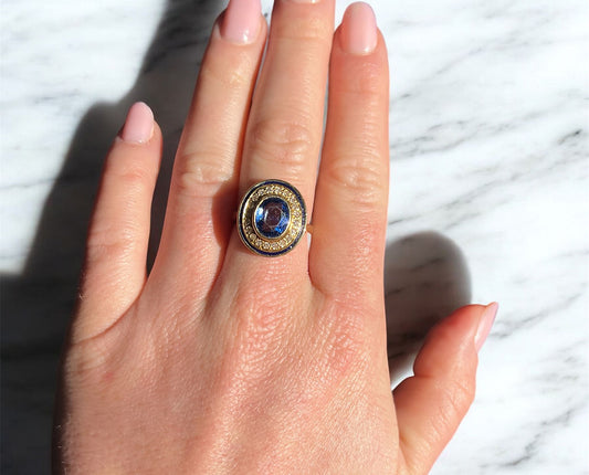 bague halo rétro or diamants saphir ceylan porté