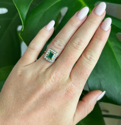 Bague Femme Vintage Or 18 carats émeraude diamants, portée