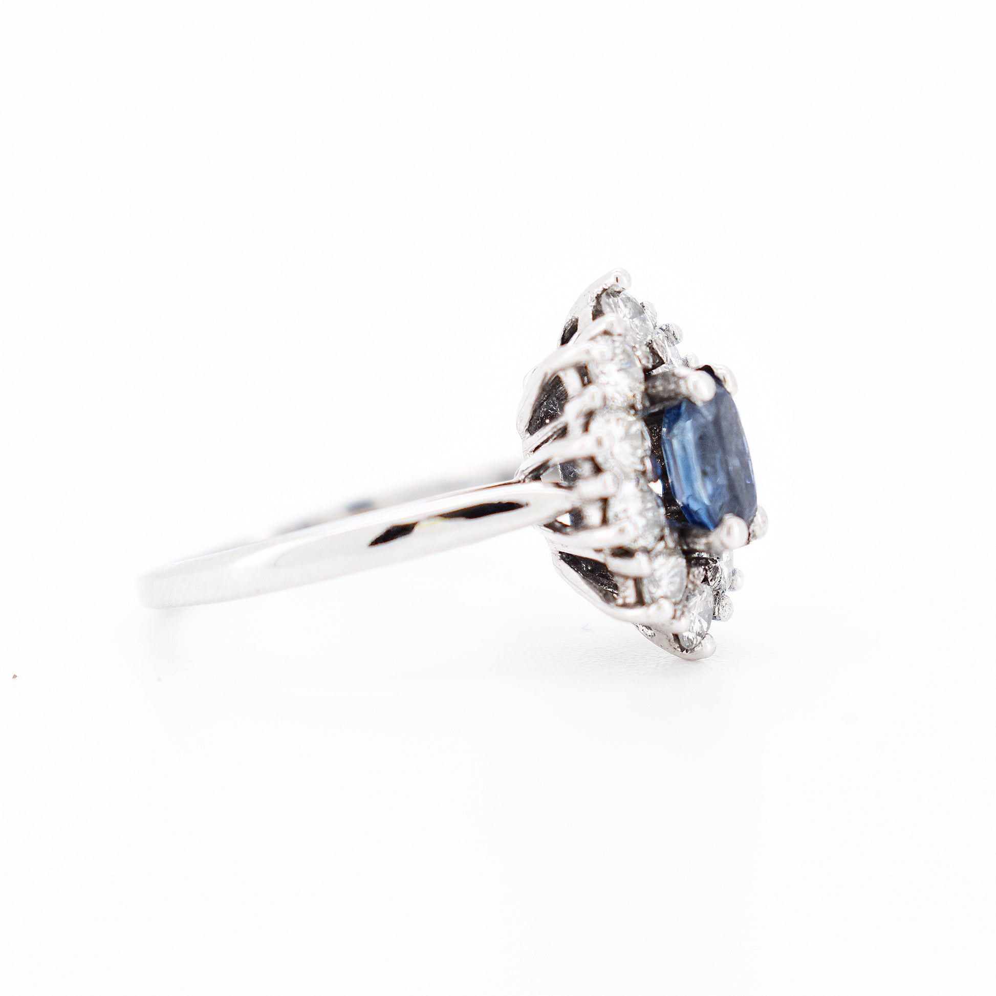 Ring 18 carat gold Natural sapphire Vintage diamonds, straight