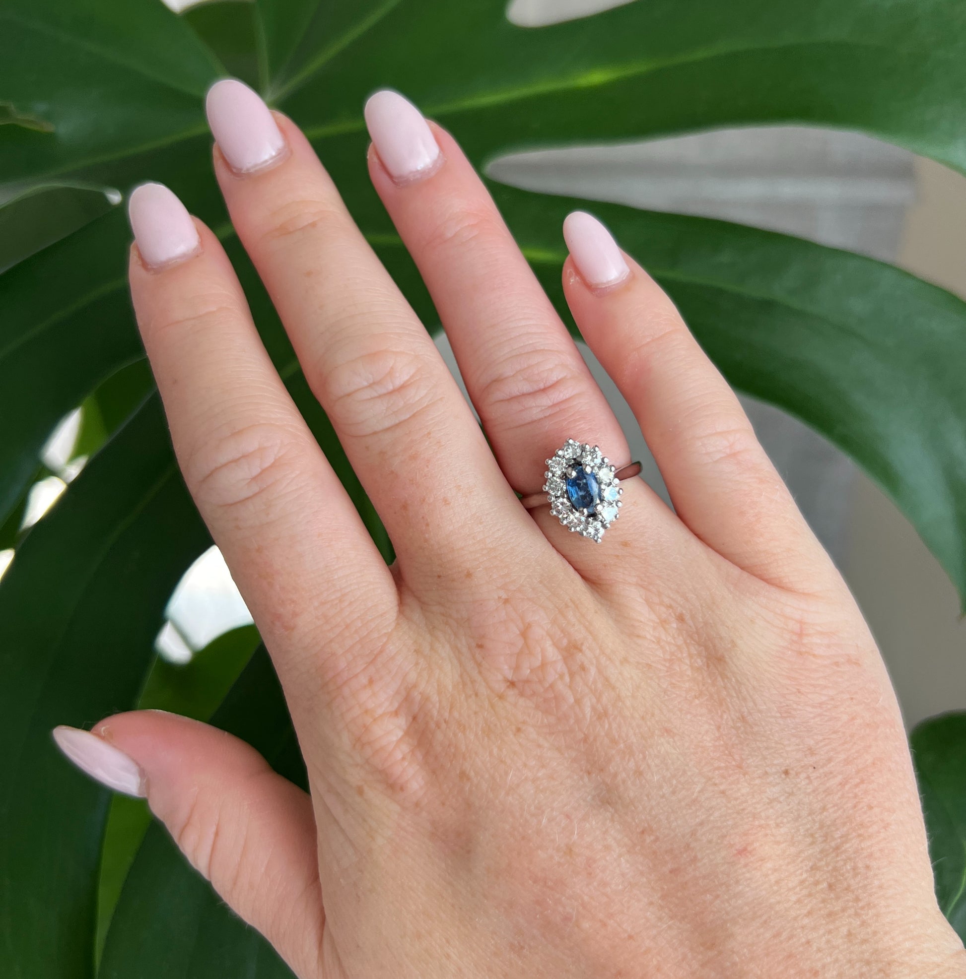 Ring 18 carat gold Natural sapphire Vintage diamonds, worn