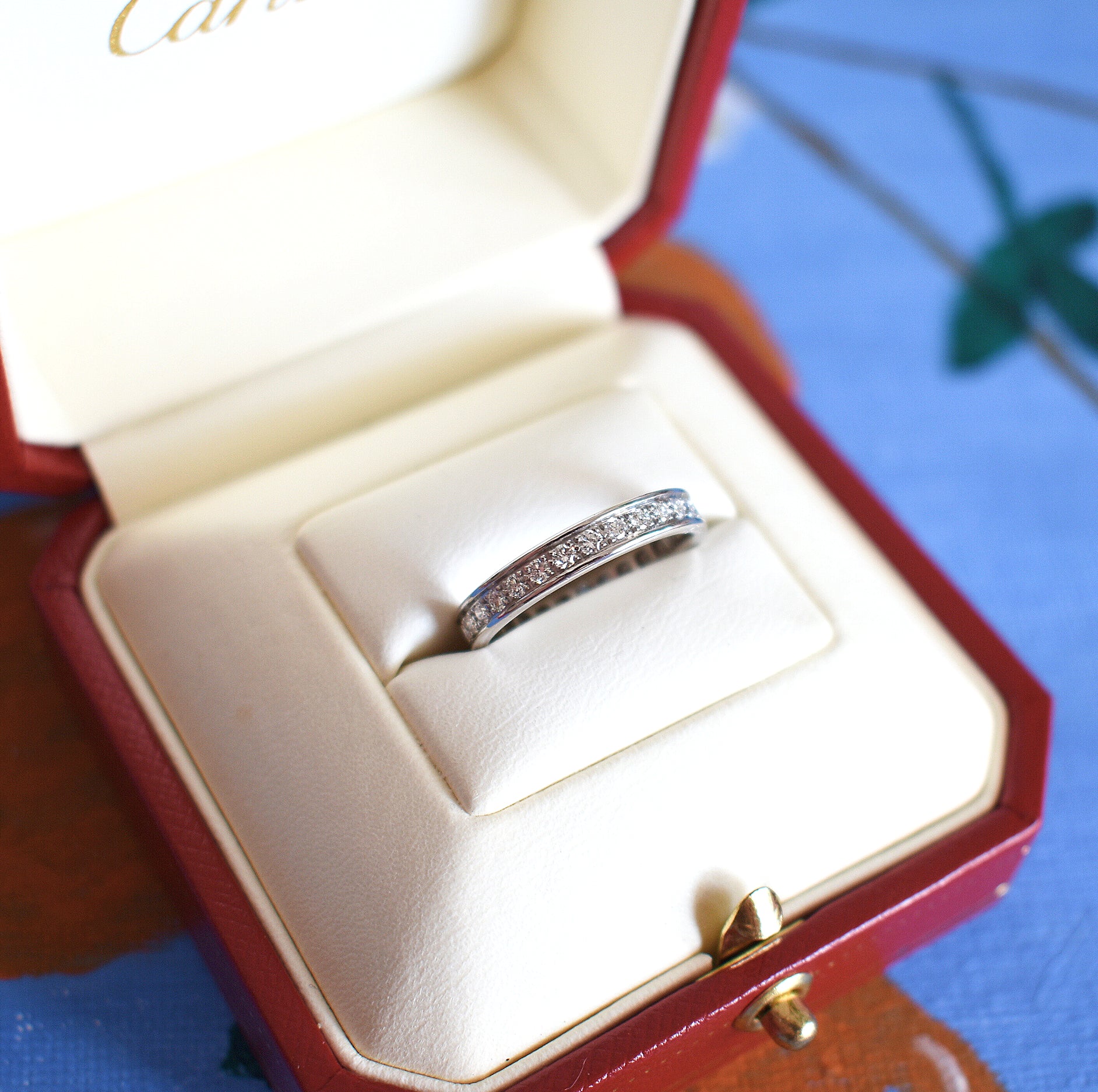 Cartier bague éternité or 18 carats et diamants pour mariage, droite
