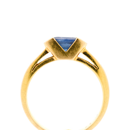 bague femme vintage solitaire or 18 carats saphir naturel et diamants, debout
