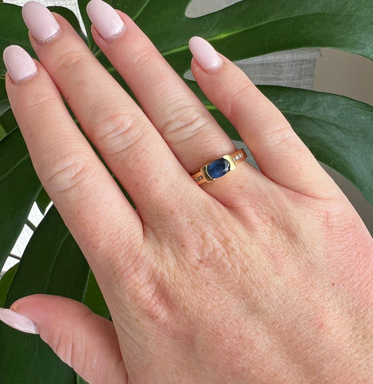 bague femme vintage solitaire or 18 carats saphir naturel et diamants, portée