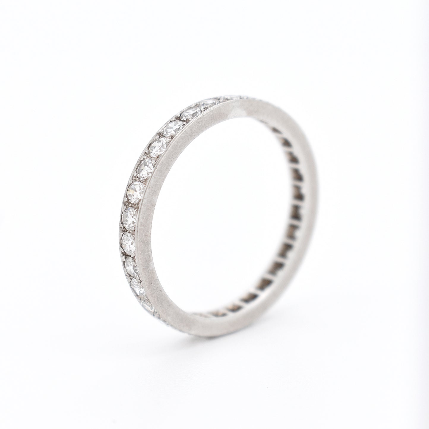 wedding ring art deco woman diamonds, standing