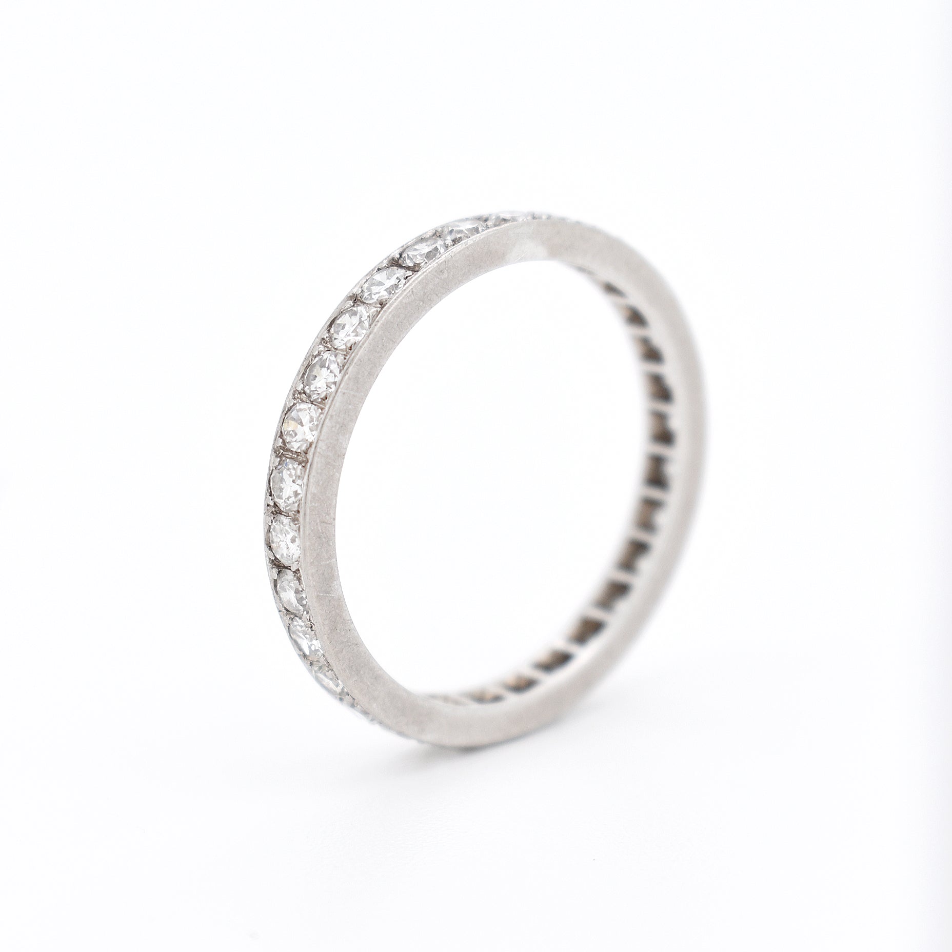 wedding ring art deco woman diamonds, standing