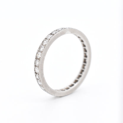 wedding ring art deco woman diamonds, standing