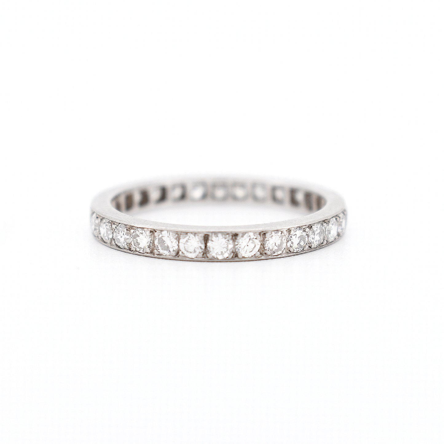 wedding ring art deco woman diamonds, face