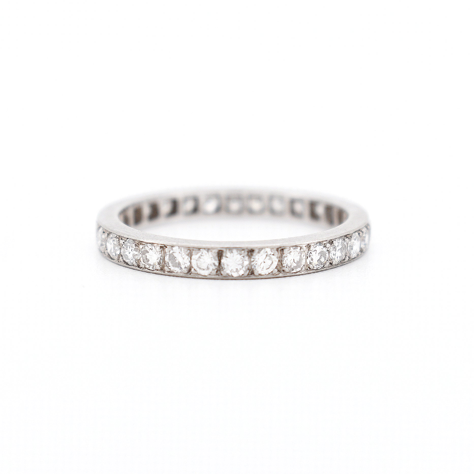 wedding ring art deco woman diamonds, face
