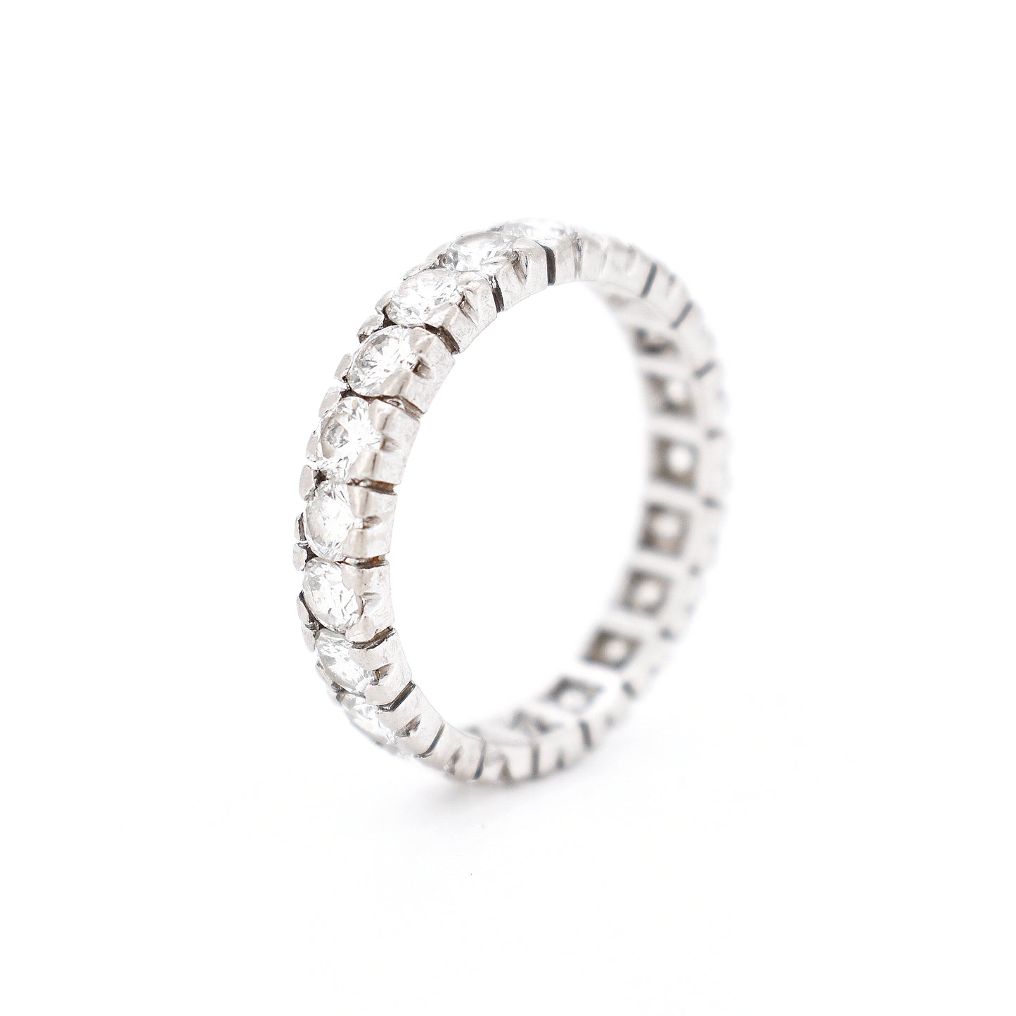 alliance vintage femme or diamants, debout