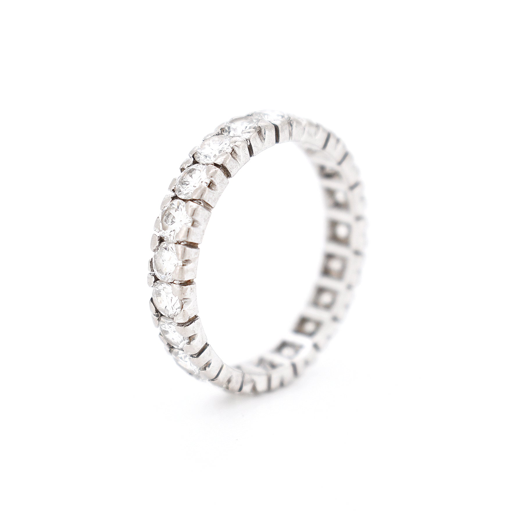 alliance vintage femme or diamants, debout