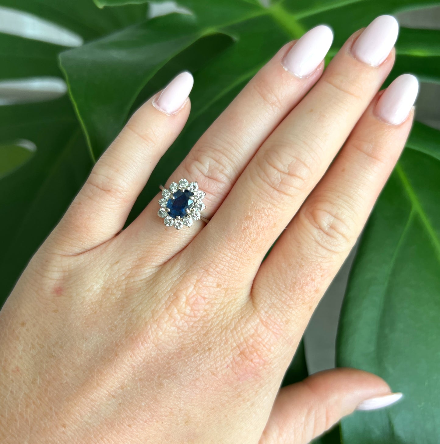 bague marguerite de fiançailles femme vintage or 18 carats saphir diamants, portée