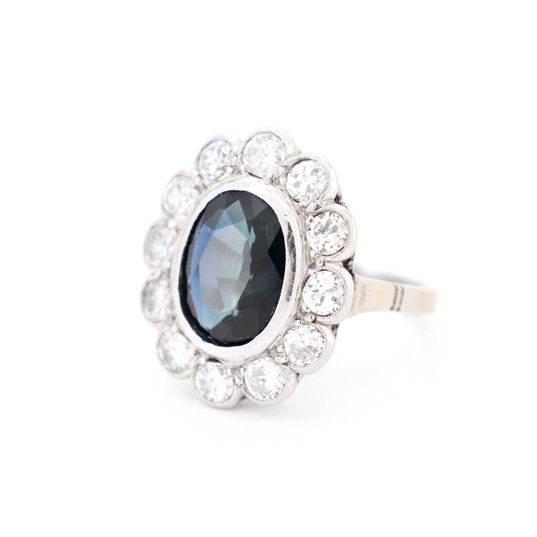 bague pompadour ou marguerite or saphir diamants style lady diana, gauche