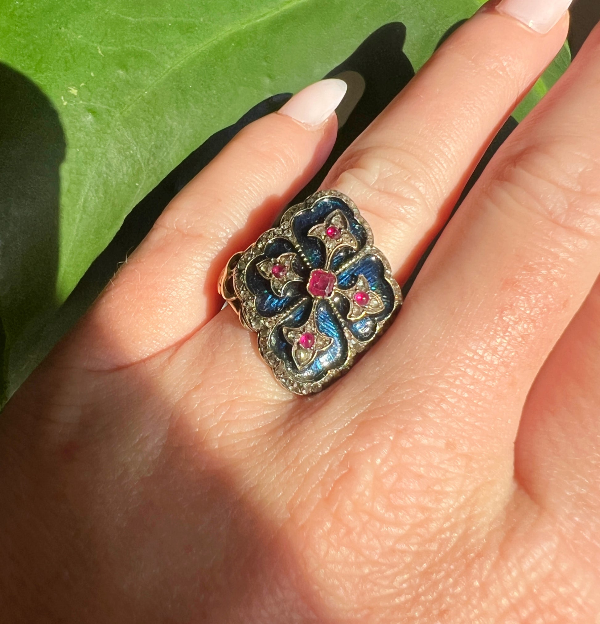 bague blason ancienne or émail rubis et diamants, portée