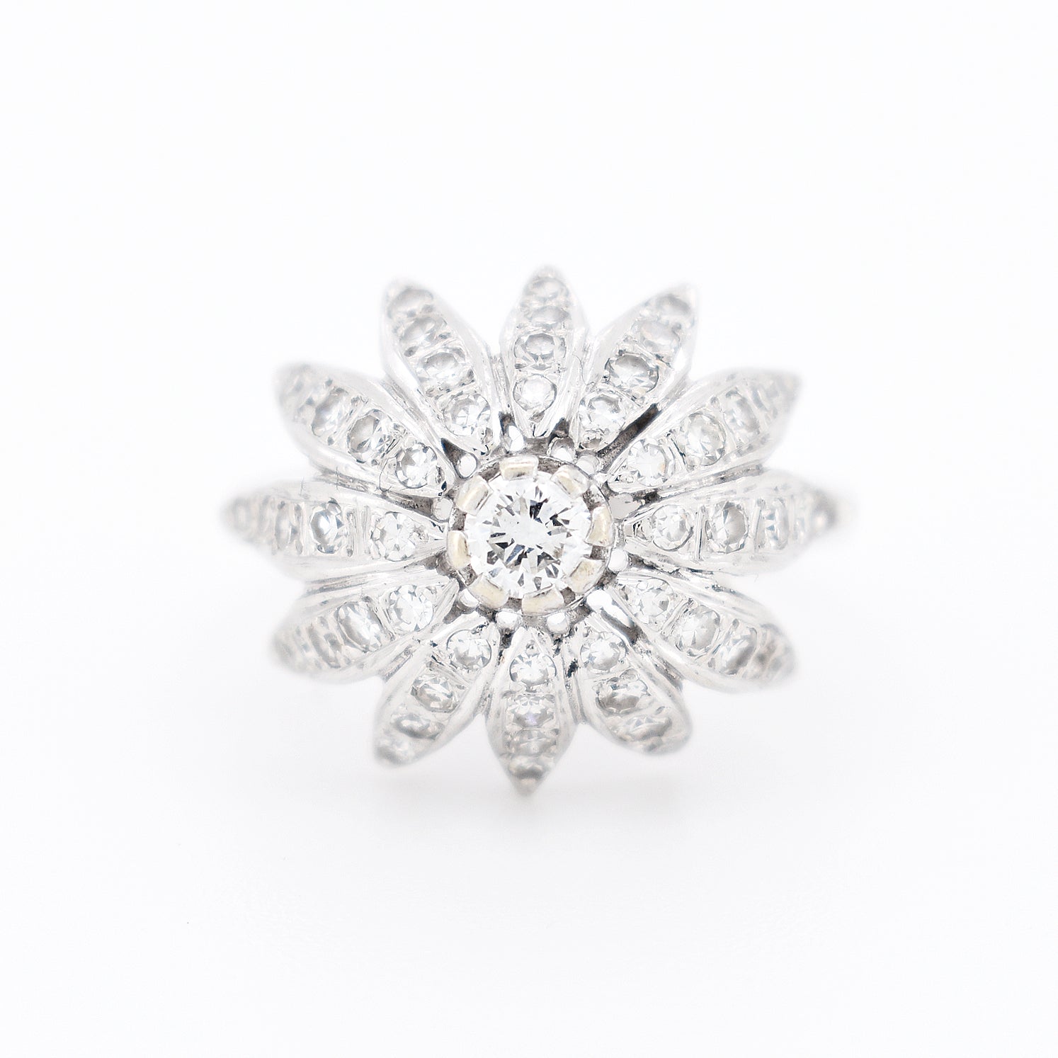 vintage women's ring flower 18 carat gold diamonds engagement promise, face