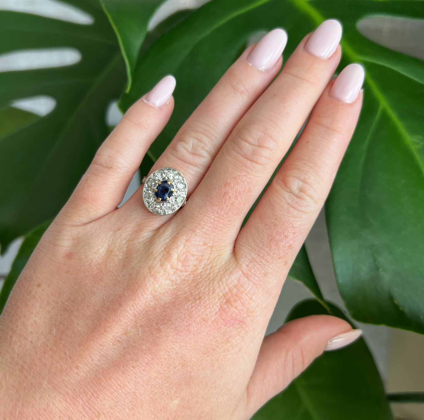 bague halo or 18 carats diamants saphir femme vintage, portée