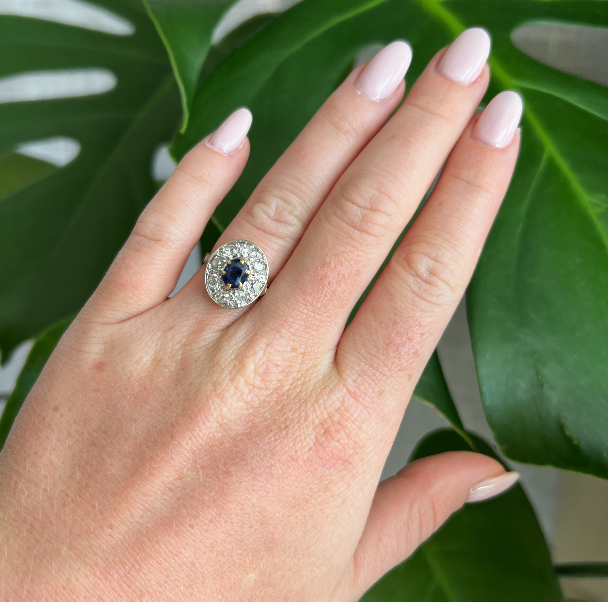 bague halo or 18 carats diamants saphir femme vintage, portée