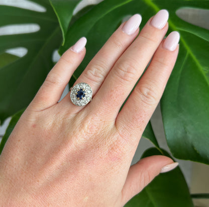 bague halo or 18 carats diamants saphir femme vintage, portée