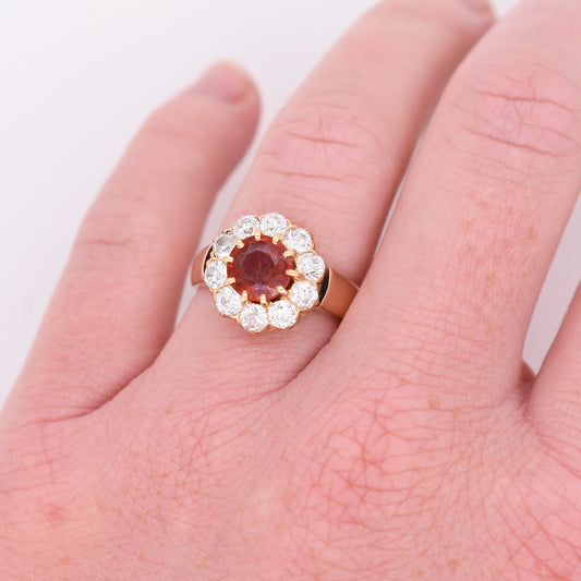 bague marguerite vintage or grenat et diamants, portée