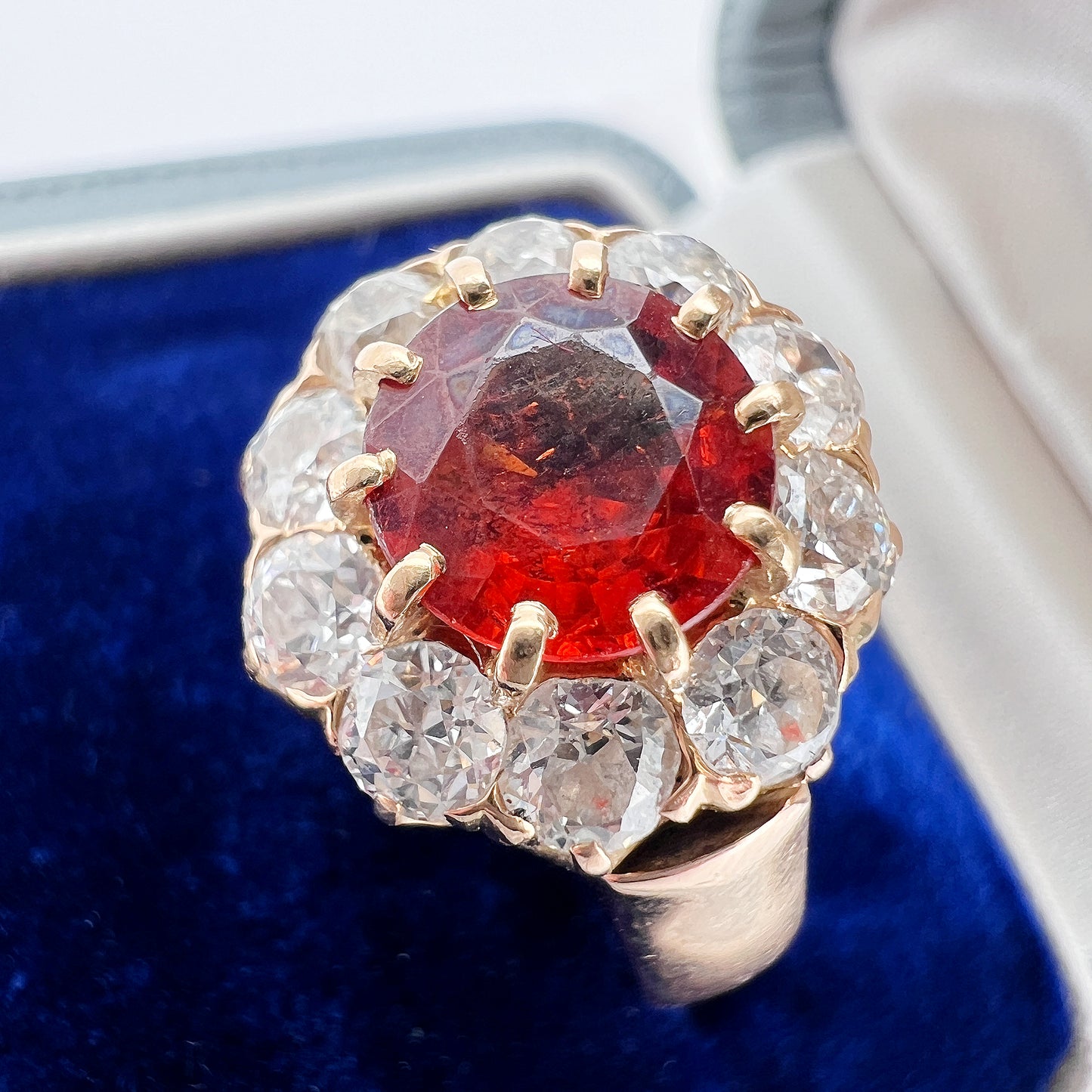 bague marguerite vintage or grenat et diamants. écrin