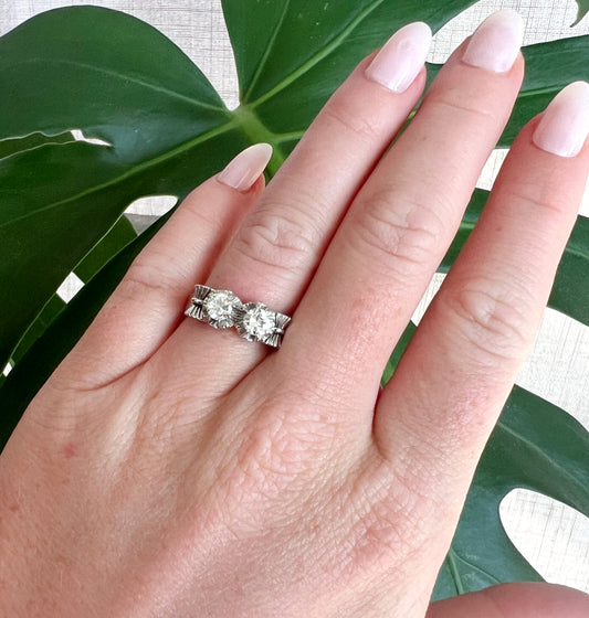 bague toi et moi rétro or et deux diamants, portée