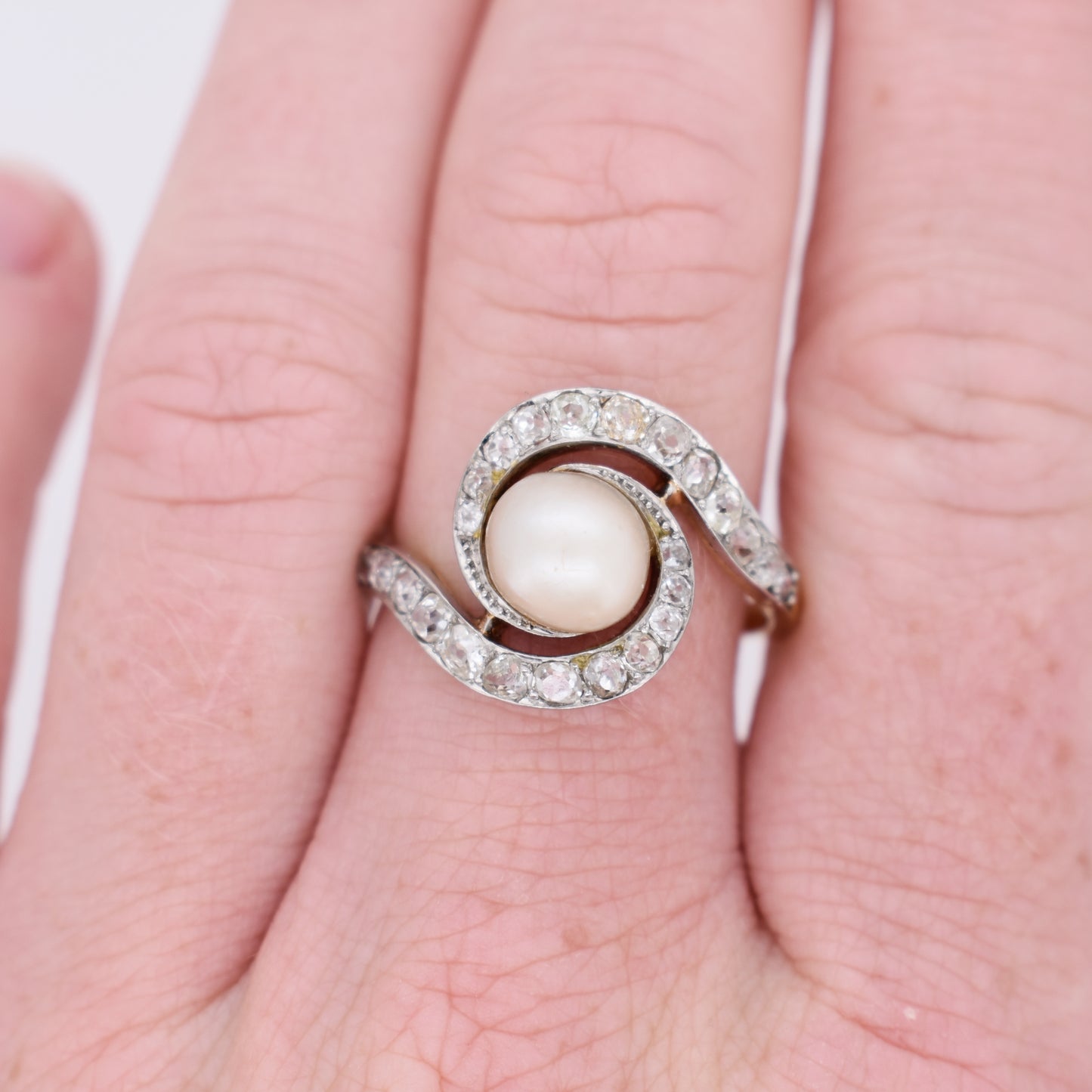 bague tourbillon belle époque or 18 carats platine perle et diamants, portée