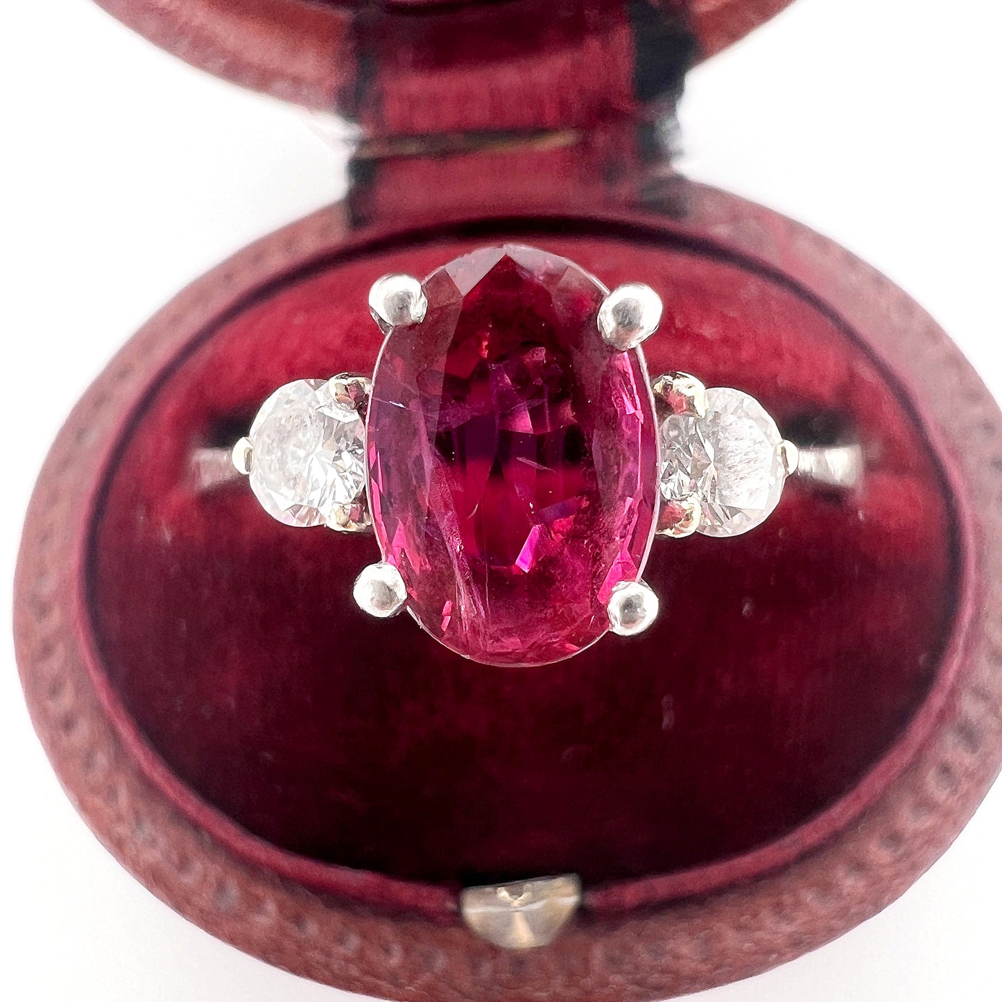 trilogy ring gold diamonds ruby woman, zoom