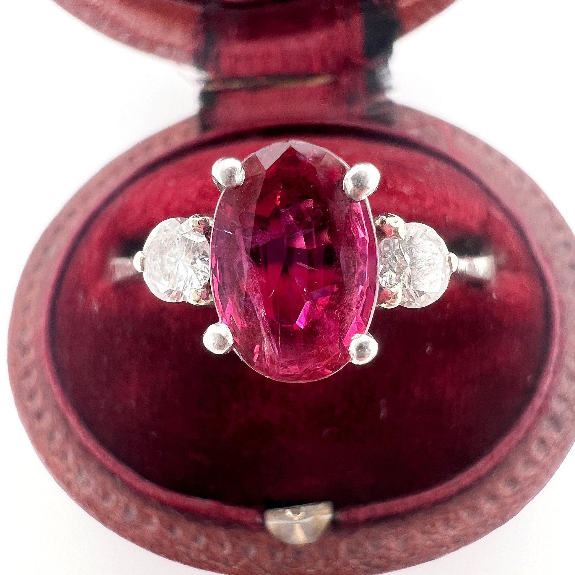 trilogy ring gold diamonds ruby woman, zoom