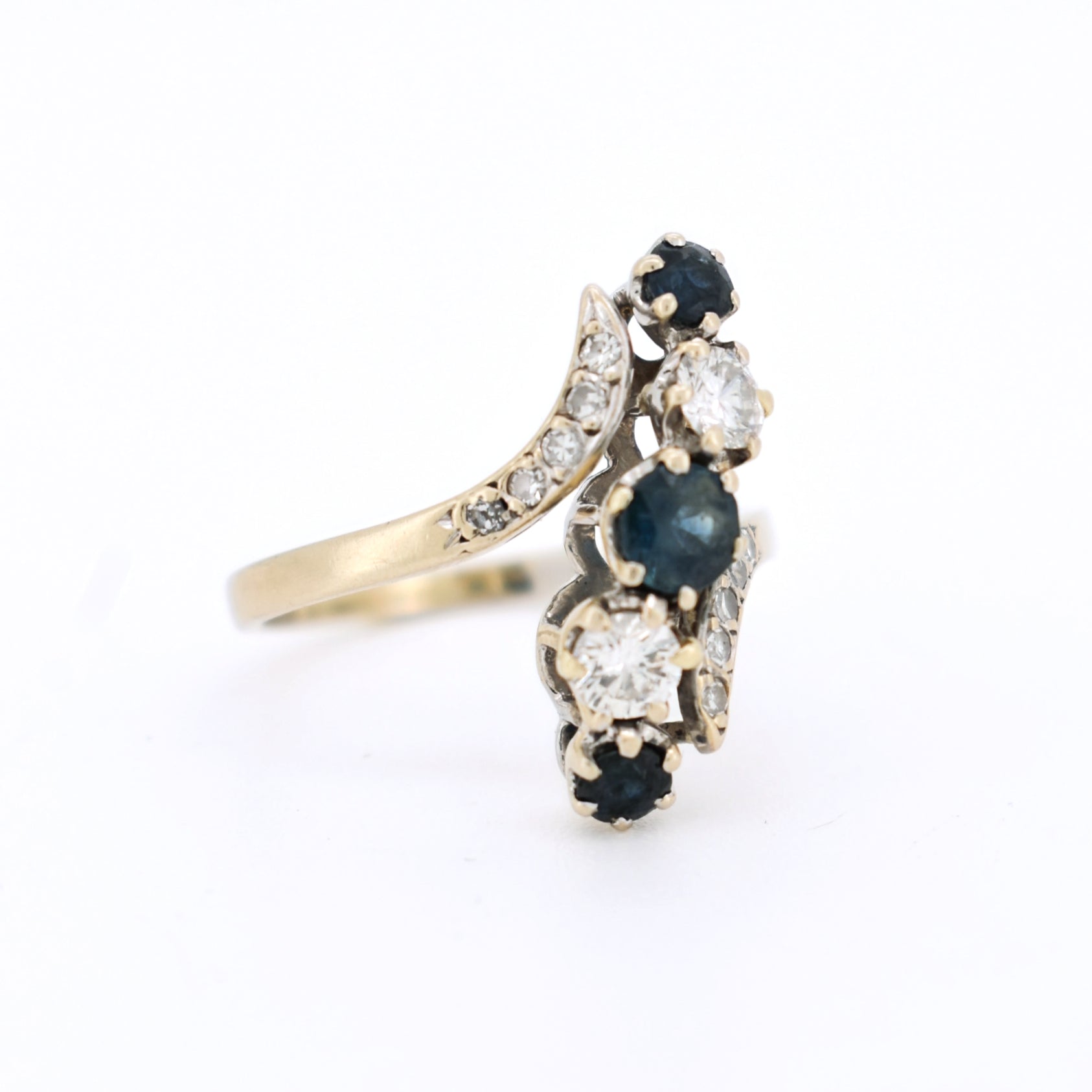 bague vintage or saphirs et diamants style belle époque , de coté droit