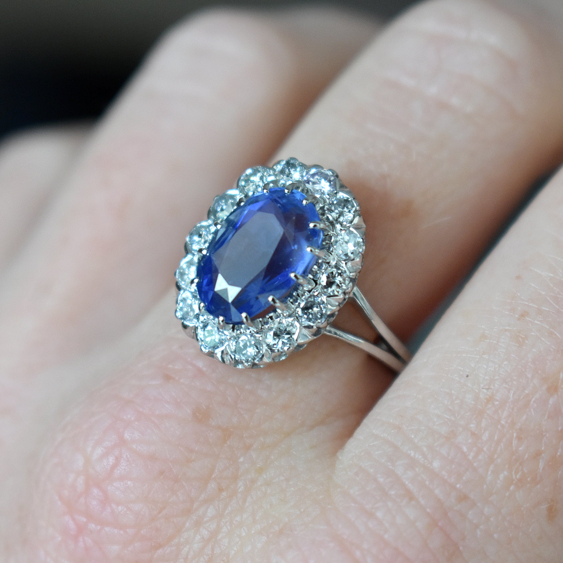 Bague Pompadour Saphir Ceylan et Diamants - Bellerive Jewelry