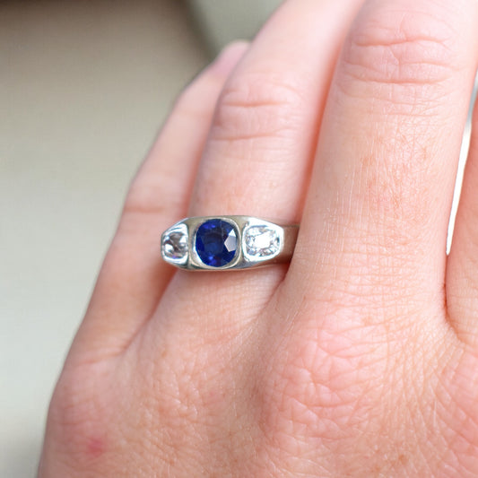 bague saphir diamants portee 1